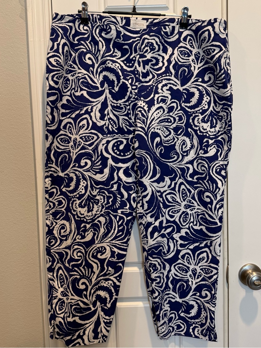 Chico's Navy and White Floral Crop Pants Size 2.5
